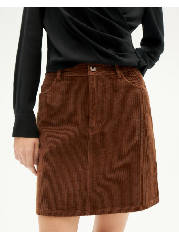 Falda marrón chocolate de pana con cuatro bolsillos, cremalleras